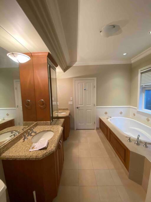Lucky Suite, Two-Bedroom Suite With Independent Entrance In Richmond Close To Yvr Zewnętrze zdjęcie