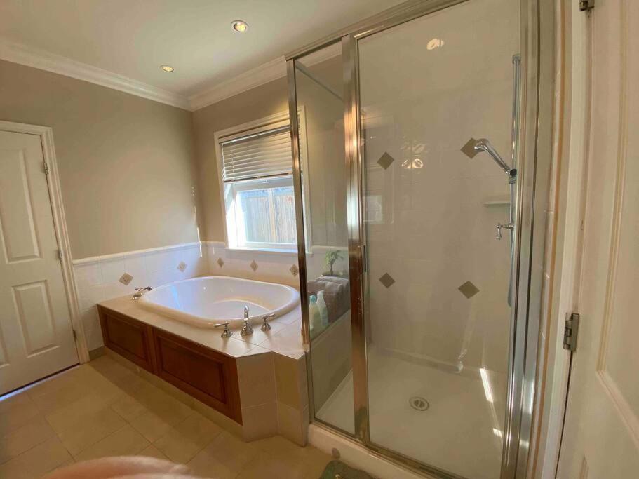 Lucky Suite, Two-Bedroom Suite With Independent Entrance In Richmond Close To Yvr Zewnętrze zdjęcie